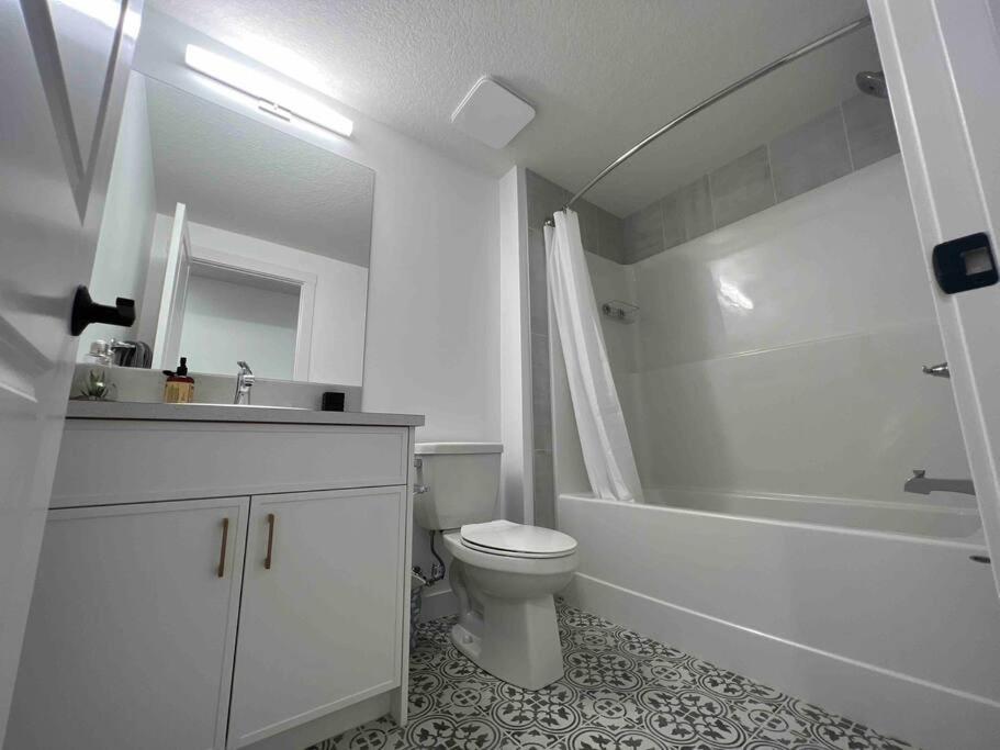 Newly Built 2 Bedroom Suite With Free Parking - Close To Banff National Park, YYC Buitenkant foto