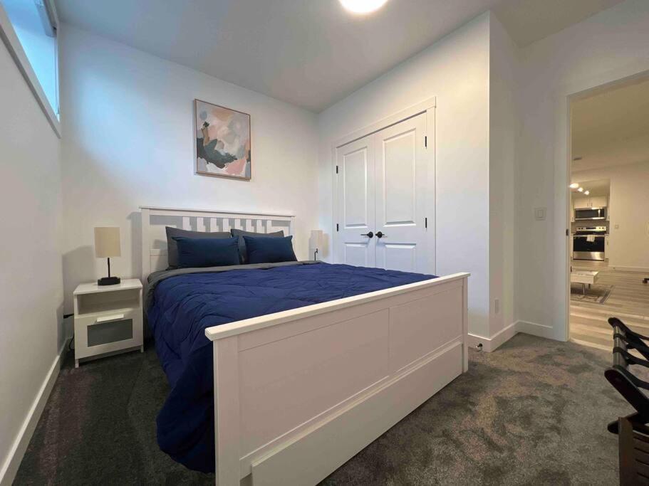 Newly Built 2 Bedroom Suite With Free Parking - Close To Banff National Park, YYC Buitenkant foto