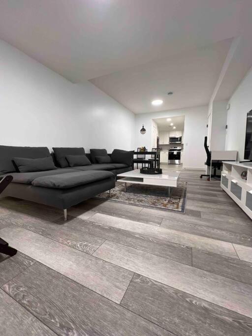 Newly Built 2 Bedroom Suite With Free Parking - Close To Banff National Park, YYC Buitenkant foto
